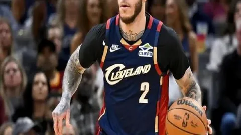 詹姆斯目睹东契奇精彩三分后激动欢呼，面向观众、队友及自我高声喝彩